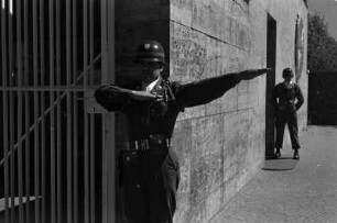 Berlin-Dahlem. Portrait eines Soldaten der US-Army vor dem Eingang zum Hauptgebäude der US Army in Berlin-Dahlem