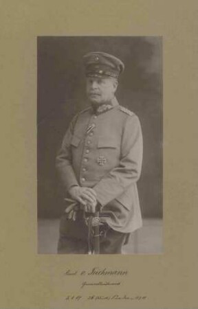 Karl von Teichmann, Generalleutnant, Kommandeur der 26. Württ. Landwehr-Division von 1917-1918, stehend, in Uniform, Mütze mit Orden, Brustbild in Halbprofil