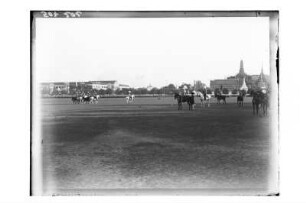 Militärparade beim Großen Palast : Bangkok. Militärparade, im Hintergrund der Große Palast, die Residenz des Thailändischen Königs, 1908/1913