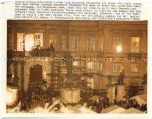Exodus of East Germany Prag 1989 - Genscher auf dem Balkon der BRD-Botschaft in Prag spricht zu den über 3.500 DDR-Flüchtlingen