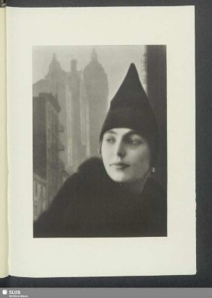 Frau zwischen Wolkenkratzern