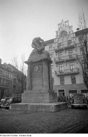 Denkmal für den Arzt und Politiker Rudolf Ludwig Karl Virchow auf dem Karlplatz in Berlin