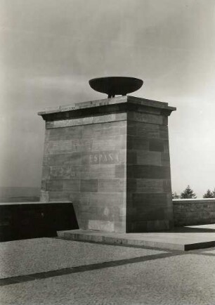 Weimar. Nationale Gedenkstätte Buchenwald auf dem Ettersberg. Straße der Nationen. Pylon mit Flammenschale "Spanien"