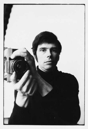 Selbstporträt des Fotografen Christian Borchert mit Kamera
