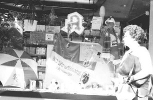 Freiburg im Breisgau: SC Freiburg-Schaufenster der Apotheke in der Bertoldstraße