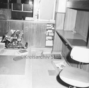 Rathaus: Ordnungsamt: Einbruch: aufgebrochener Schrank: rechts Schreibtischstuhl, Schublade: links Schreibtisch mit Schreibmaschine: 11.11.1970