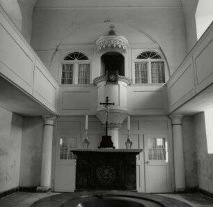 Schönberg-Tettau, Dorfkirche. Inneres zum Logenprospekt mit Kanzelaltar : Schönberg-Tettau, Evangelische Laurentiuskirche (1838, Kern romanisch). Inneres nach Osten gegen Logenprospekt mit Kanzelaltar