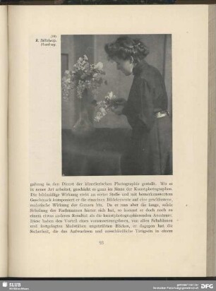 [Frau mit Blumen vor einer Blumenvase]