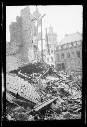 Saint-Quentin (Dep. Aisne, Frankreich): Schutthaufen und Ruine, im Hintergrund "Turm (nicht Rathaus, nicht Basilika)"