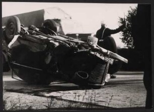 PKW landet bei einem Unfall auf dem Dach