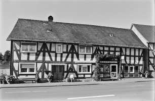 Wohnhaus (Einhaus, Fachwerk); Hatzfeld, Berleburger Straße 35