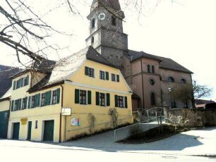 Ansicht von Nordosten mit Kirche (gotische Gründung 15 Jh) in erhöht gelegenem (ehemaligem Kirchhof) mit vorgelagerten traufständigen Häusern (einst Gadenanlage)