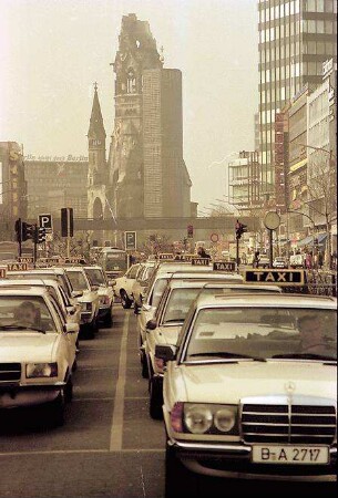 Berlin: Gedächtniskirche von der Tauentzienstraße; Taxistand