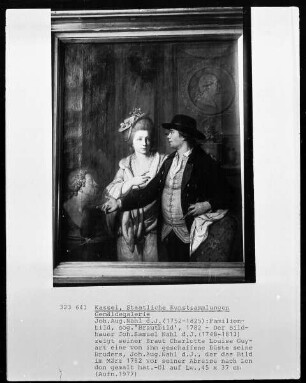 Der Bildhauer Samuel Nahl zeigt seiner Braut die Büste seines Bruders, Johann August Nahl des Jüngeren, im Hintergrund Porträtrelief Johann August Nahl des Älteren