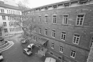 Abbruch des ehemaligen Lazarettgebäudes in der Adlerstraße im Zusammenhang mit dem Neubau der Heinrich-Hübsch-Schule