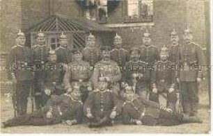 Gruppe Soldaten mit Pickelhauben