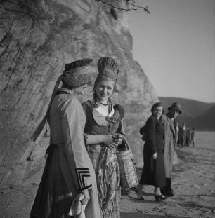 Junge Frauen in Wachauer Tracht