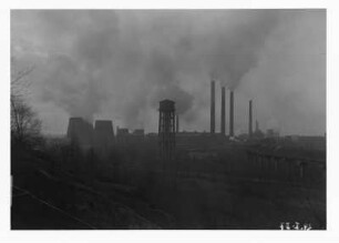 Industrie-Kraftwerk. Werkanlagen mit Kühltürmen, Turmpumpenhaus, Schornsteinen und aufgeständerter Trasse der Grubenbahn. Gesamtansicht von einem Kippengelände : Lauta (Niederlausitz). Industrie-Kraftwerk. Werkanlagen mit Kühltürmen, Turmpumpenhaus, Schornsteinen und aufgeständerter Trasse der Grubenbahn. Gesamtansicht von einem Kippengelände