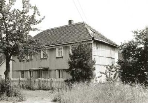 Großpösna-Dreiskau-Muckern, Dorfstraße 30. Bauernhof (um 1850). Straßenansicht des Wohnhauses (mit Wellasbest verkleidet)