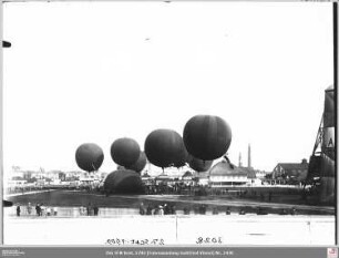 Aufsteigende Freiballons bei der Internationalen Luftschiffahrt-Ausstellung (ILA)