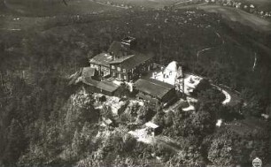 Zittauer Gebirge. Lausche, Gipfel mit Gasthaus und Stationssäule der mitteleuropäischen Gradmessung. Luftbild-Schrägaufnahme von Süden