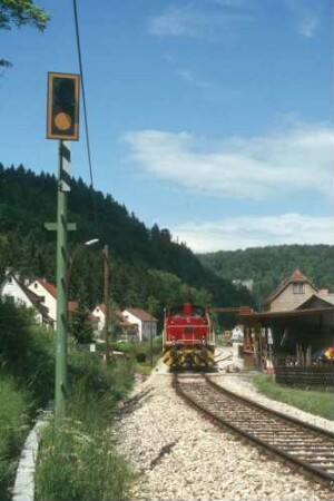 Hettingen V-Lok HzL Übergabezug Bahnübergangsignal