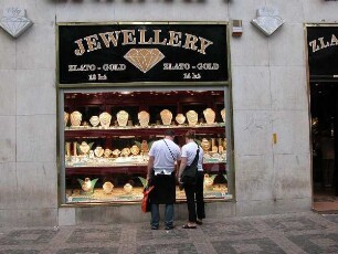 Prag - Juwelier am Wenzelsplatz : Schaufenster eines Juweliergeschäftes am Wenzelsplatz. Aufgenommen in Prag 2004