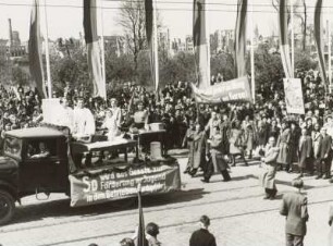 Dresden. Maidemonstration 1951 : Demonstrationszug von der Güntzstraße zum Straßburger Platz (Fucikplatz) in Dresden mit Agitationswagen "So wird das Gesetz zur Förderung der Jugend in den Betrieben durchgeführt"