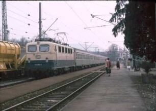 Goldshöfe Lok Baureihe 141 383 Eilzug S-DON Bnb-Wagen Bahnsteig Reisende