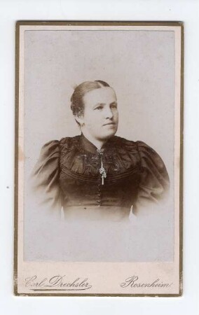 Fotografie einer Dame mittleren Alters mit strenger Hochsteckfrisur