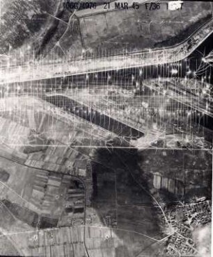 Amerikanische Luftbildaufnahmen von Kriegszerstörungen. Ausrichtung nach Norden (Bildstöreffekt). Rheinhafen / Daxlanden (Randgebiet)