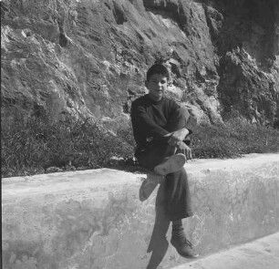 Ravello, Porträt eines auf einer Mauer sitzenden Jungen