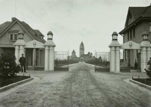 Leipzig, Südfriedhof : Leipzig. Südfriedhof. Blick gegen Eingangstrakt und Hauptallee von Nordosten zum Krematorium
