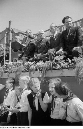Tribüne mit Georg Ulrich Handke, Helmut Holtzhauer und Paul Fröhlich (von links nach rechts)