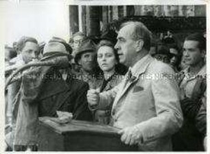 Ernst Reuter spricht auf einer Kundgebung vor dem Reichstag