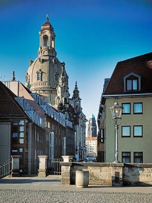 Frauenkirche : Blick von der Brühlschen Terrasse in die Münzgasse, zur Frauenkirche, zum Rathausturm und zum Hotel "Hilton"
