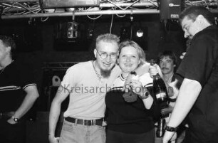 Schützenverein: Männerversteigerung: Exer, Festzelt: Paar auf Bühne, mit Präsent, mit Moderator Thorsten Stührk: 26. Juli 1998