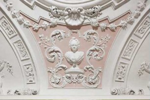 Decke des Marschallzimmers — Porträtbüstenreliefs — Frauenbüste in Akanthuskartusche