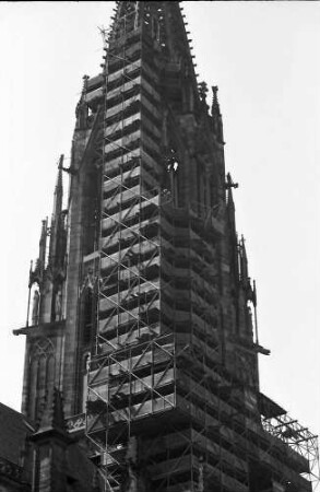 Freiburg: Turmtreppe im Gerüst