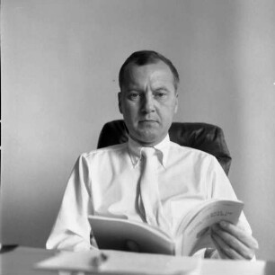 Ludwigshafen-Oggersheim, Ludwig-Guttmann-Straße 13. Berufsgenossenschaftliche Unfallklinik. Professor Peter-Rudolf Zellner, Leiter der Spezialabteilung