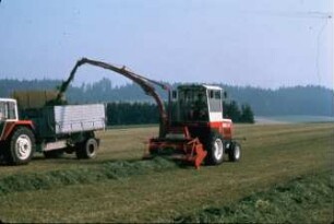 Fotografie: Futtererntetechnik, Grassilage, Feldhäcksler angebaut, Systemtraktor