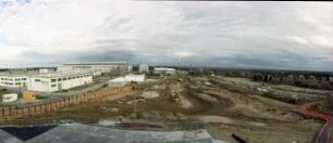 Dresden-Klotzsche, Flughafenstraße. Flughafen Dresden. Technikhalle (1998/2000). Ausheben der Baugrube. Ansicht nach Osten (links Werkhallen der Firma Adolf Nissen Elektrobau)