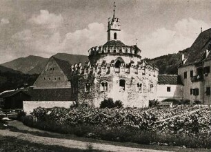 Vahrn. Südtirol. Italien. Kloster Neustift. Ansicht der aus dem 12. Jahrhundert stammenden Engelsburg (Michaelskapelle)