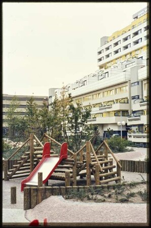 Spielplatz auf dem Außengelände der Autobahnüberbauung Schlangenbader Straße