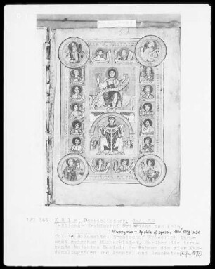 Sogenanntes Friedrich-Lektionar — Vorsatzblatt mit thronendem Kölner Erzbischof Friedrich (1099-1131) flankiert von Bücherkisten in der Dombibliothek seiner Residenzstadt, darüber die thronende Majestats Domini, im Rahmen die vier Kardinaltugenden und Apostel und Propheten, Folio 1 recto