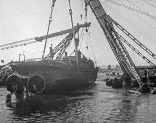Bergung des Schiffes "Energie" bei Urmitz/Rhein