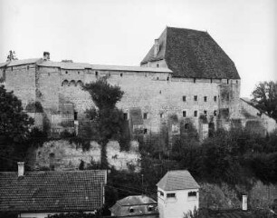 Tittmoning. Schloss (vor 1571). Wehrmauer und Getreidespeicher "Kasten"