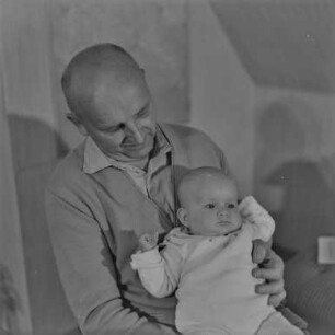 Urlaubsbilder Rostock 64 : Rostock. Portrait Säugling und älterer Mann
