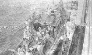 Selbstversenkung des Hochseepassagierdampfers "Columbus" am 19. Dezember 1939, Heimfahrt der älteren Besatzungsangehörigen (54-60 Jahre) vom Internierungslager auf Angel Island, Kalifornien, auf dem italienischen Dampfer "Fella", vollbesetztes Boot legt an der "Fella" an, erste Besucher kommen an Bord