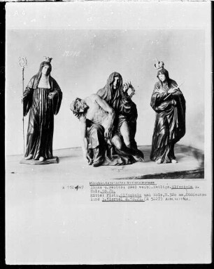 links und rechts weibliche Heilige, Mitte: Pietà